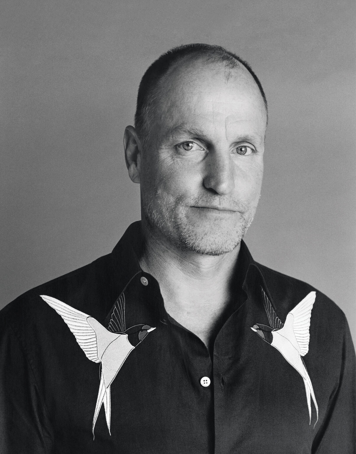 FANTASTIC MAN - WOODY wears an ink-blue cotton shirt with embroidered swallow detail, again by STELLA McCARTNEY.